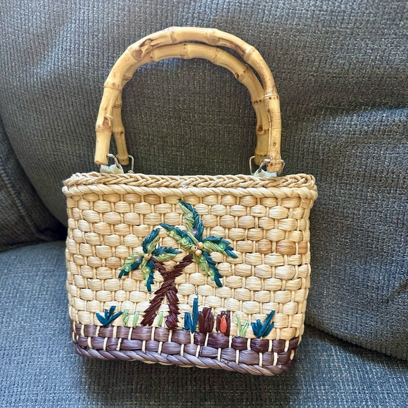 Cream tan straw handle bag with a palm tree design, bamboo handles, zip closure - Picture 1 of 4